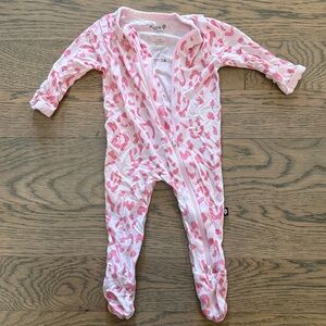 Kyte Baby Sakura Leopard zippered footie